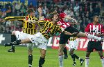 Eindhoven, 23 April 2005 Kampioenswedstrijd PSV-Vitesse, 
eindstand 3-0
Peter v d Berg in duel met Sibon
links Michael Dingsdag en rechts Robert PSV