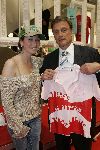 Amsterdam 14 april 2005
Marie Claire 15 jaar oud. Verkoop t shirts t.b.v. kankerbestrijding.
Do zangeres met petje en hr Pim de Wit (sanoma)