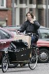 Amsterdam 9 april 2005
Prinses Marilene op bakfiets zwaait naar fotograaf