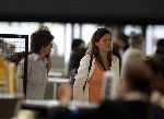 Schiphol 26 april 2005
Rebecca Loos met haar manager en vriendin Emma Basden op schiphol.