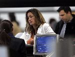 Schiphol 26 april 2005
Rebecca Loos met haar manager en vriendinj Emma Basden op schiphol.