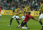 Eindhoven, 23 April 2005 Kampioenswedstrijd PSV-Vitesse, eindstand 3-0
Robert PSV in duel met Michael Jansen