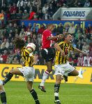Eindhoven, 23 April 2005 Kampioenswedstrijd PSV-Vitesse, 
eindstand 3-0
Robert PSV in duel met Stijn Vreven