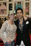 Amsterdam 14 april 2005
Marie Claire 15 jaar oud. Verkoop t shirts t.b.v. kankerbestrijding.
Do zangeres met petje en Rodrigo Otazu
