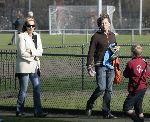 Naarden 2 april 2005
Linda de Mol en Sander Vahle naar het voetballen met Julian en hun dochter.