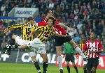 Eindhoven, 23 April 2005 Kampioenswedstrijd PSV-Vitesse, 
eindstand 3-0
Sibon in duel met Peter v d Berg