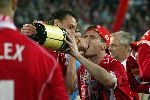 Eindhoven, 23 April 2005 Kampioenswedstrijd PSV-Vitesse, 
eindstand 3-0
Champagne voor Sibon en geschonken door Jan Vennegoor of Hesselink