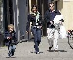 Amsterdam 23 april 2005
Soren Lerby verliefd met zijn vrouw Arlette en zoontje