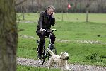Leiden 6 april 2005
Thom de Graaf op fiets met gsm hond uitlaten.