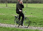 Leiden 6 april 2005
Thom de Graaf op fiets met gsm hond uitlaten.