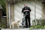 Leiden 6 april 2005
Thom de Graaf op fiets met gsm hond uitlaten.