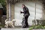 Leiden 6 april 2005
Thom de Graaf op fiets met gsm hond uitlaten.