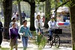 Amsterdam  24 april 2005
Wendy v Dijk op fiets in vondelpark