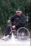Hierden 08 april 2000
Koos Alberts werkend in de tuin met de hogedrukspuit bij zijn nieuwe huis