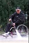 Hierden 08 april 2000
Koos Alberts werkend in de tuin met de hogedrukspuit bij zijn nieuwe huis