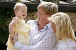 Tavarnelle 6 juli 2006
Koningin Beatrix met Prinses Maxima Prins Willem Alexander Amalia en Alexia tijdens fotomoment op vakantie.