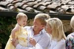 Tavarnelle 6 juli 2006
Koningin Beatrix met Prinses Maxima Prins Willem Alexander Amalia en Alexia tijdens fotomoment op vakantie.