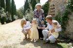 Tavarnelle 6 juli 2006
Koningin Beatrix met Prinses Maxima Prins Willem Alexander Amalia en Alexia tijdens fotomoment op vakantie.
