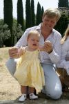 Tavarnelle 6 juli 2006
Koningin Beatrix met Prinses Maxima Prins Willem Alexander Amalia en Alexia tijdens fotomoment op vakantie.