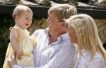 Tavarnelle 6 juli 2006
Koningin Beatrix met Prinses Maxima Prins Willem Alexander Amalia en Alexia tijdens fotomoment op vakantie.