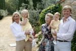 Tavarnelle 6 juli 2006
Koningin Beatrix met Prinses Maxima Prins Willem Alexander Amalia en Alexia tijdens fotomoment op vakantie.