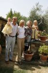 Tavarnelle 6 juli 2006
Koningin Beatrix met Prinses Maxima Prins Willem Alexander Amalia en Alexia tijdens fotomoment op vakantie.