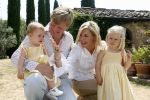 Tavarnelle 6 juli 2006
Koningin Beatrix met Prinses Maxima Prins Willem Alexander Amalia en Alexia tijdens fotomoment op vakantie.
