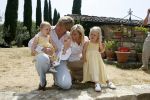 Tavarnelle 6 juli 2006
Koningin Beatrix met Prinses Maxima Prins Willem Alexander Amalia en Alexia tijdens fotomoment op vakantie.