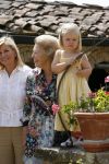 Tavarnelle 6 juli 2006
Koningin Beatrix met Prinses Maxima Prins Willem Alexander Amalia en Alexia tijdens fotomoment op vakantie.