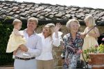 Tavarnelle 6 juli 2006
Koningin Beatrix met Prinses Maxima Prins Willem Alexander Amalia en Alexia tijdens fotomoment op vakantie.