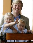 Apeldoorn 18 augustus 2006
Fotosessie Koningin Beatrix met Maxima Prins Willem Alexander Amalia Alexia en zijne keizerlijke hoogheden van japan Prins Naruhito Prinses Masako en hun dochtertje Aiko bij paleis het Loo.