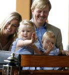Apeldoorn 18 augustus 2006
Fotosessie Koningin Beatrix met Maxima Prins Willem Alexander Amalia Alexia en zijne keizerlijke hoogheden van japan Prins Naruhito Prinses Masako en hun dochtertje Aiko bij paleis het Loo.