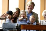 Apeldoorn 18 augustus 2006
Fotosessie Koningin Beatrix met Maxima Prins Willem Alexander Amalia Alexia en zijne keizerlijke hoogheden van japan Prins Naruhito Prinses Masako en hun dochtertje Aiko bij paleis het Loo.