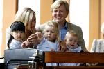 Apeldoorn 18 augustus 2006
Fotosessie Koningin Beatrix met Maxima Prins Willem Alexander Amalia Alexia en zijne keizerlijke hoogheden van japan Prins Naruhito Prinses Masako en hun dochtertje Aiko bij paleis het Loo.