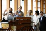 Apeldoorn 18 augustus 2006
Fotosessie Koningin Beatrix met Maxima Prins Willem Alexander Amalia Alexia en zijne keizerlijke hoogheden van japan Prins Naruhito Prinses Masako en hun dochtertje Aiko bij paleis het Loo.