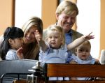 Apeldoorn 18 augustus 2006
Fotosessie Koningin Beatrix met Maxima Prins Willem Alexander Amalia Alexia en zijne keizerlijke hoogheden van japan Prins Naruhito Prinses Masako en hun dochtertje Aiko bij paleis het Loo.
