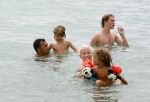 Ibiza 27 juli 2006
Angela Kluivert met haar zoons Justin en Ruben  op Ibiza.  Ruud Gullit