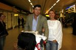 Schiphol 4 juni 2006
Mariska Hulscher en haar man Arie Schouwenaar arriveren een dag na hun trouwerij op schiphol met hun kinderen. Annemiek Verdoorn met haar man
Peter Smulders bv