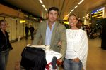 Schiphol 4 juni 2006
Mariska Hulscher en haar man Arie Schouwenaar arriveren een dag na hun trouwerij op schiphol met hun kinderen. Annemiek Verdoorn met haar man
Peter Smulders bv