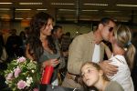 Schiphol 4 juni 2006
Mariska Hulscher en haar man Arie Schouwenaar arriveren een dag na hun trouwerij op schiphol met hun kinderen. Annemiek Verdoorn 
Peter Smulders bv