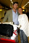 Schiphol 4 juni 2006
Mariska Hulscher en haar man Arie Schouwenaar arriveren een dag na hun trouwerij op schiphol met hun kinderen. Annemiek Verdoorn met haar man
Peter Smulders bv