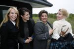 Muiderberg 31 mei 2006
Linda de Mol, Annette Malherbe Tjitske Reidinga  en Susan Visser  (Gooische vrouwen)op woonark in natuurreservaat Naardermeer tegen aanleg A6
