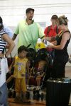 Barcelona 30 juli 2006
Anouk zangeres met haar man Remon Stotijn (postman) en Benjahmin Elijah enPhoenix op vlieveld Barcelona.