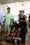 Barcelona 30 juli 2006
Zangeres Anouk met haar man Remon Stotijn (postman) en Benjahmin Elijah en Phoenix op vlieveld Barcelona.