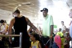 Barcelona 30 juli 2006
Anouk zangeres met haar man Remon Stotijn (postman) en Benjahmin Elijah enPhoenix op vlieveld Barcelona.