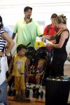 Barcelona 30 juli 2006
Anouk zangeres met haar man Remon Stotijn (postman) en Benjahmin Elijah enPhoenix op vlieveld Barcelona.