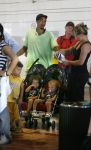 Barcelona 30 juli 2006
Anouk zangeres met haar man Remon Stotijn (postman) en Benjahmin Elijah enPhoenix op vlieveld Barcelona.