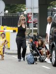 Schiphol 30 juli 2006
Anouk zangeres komt terug van vakantie en steekt haar middel vinger op.