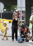 Schiphol 30 juli 2006
Anouk zangeres komt terug van vakantie en steekt haar middel vinger op.