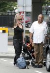 Barcelona 30 juli 2006
Anouk zangeres met haar man Remon Stotijn (postman) en Benjahmin Elijah enPhoenix op vlieveld Barcelona.